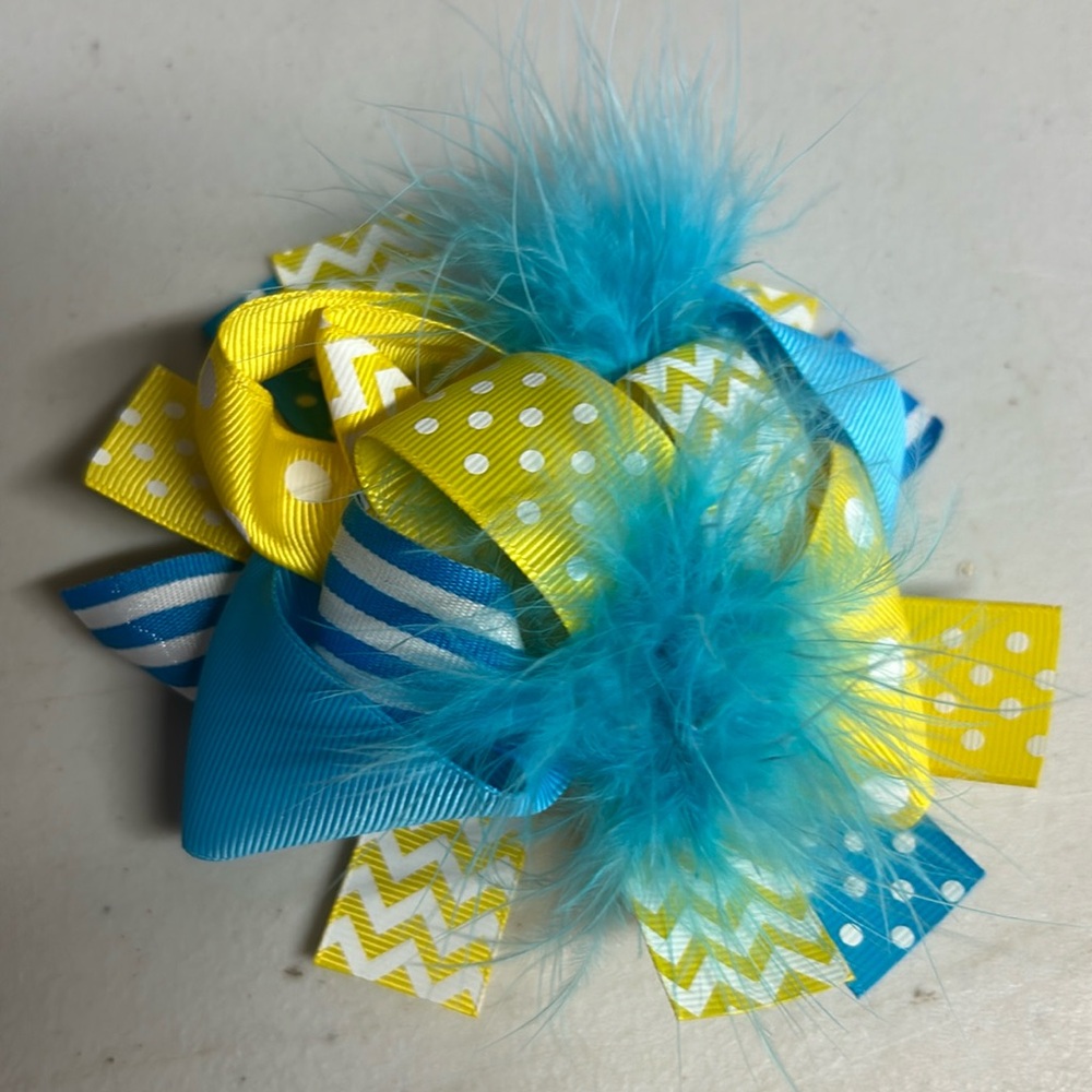 Girls yellow and blue bow.